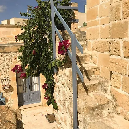 L'gharix Temple Retreat ホームステイ Xagħra